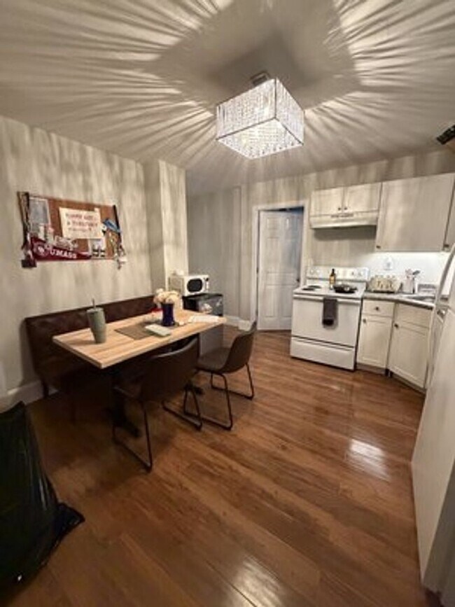 Building Photo - NORTH E. 2 BR Apartment - 6/1/26