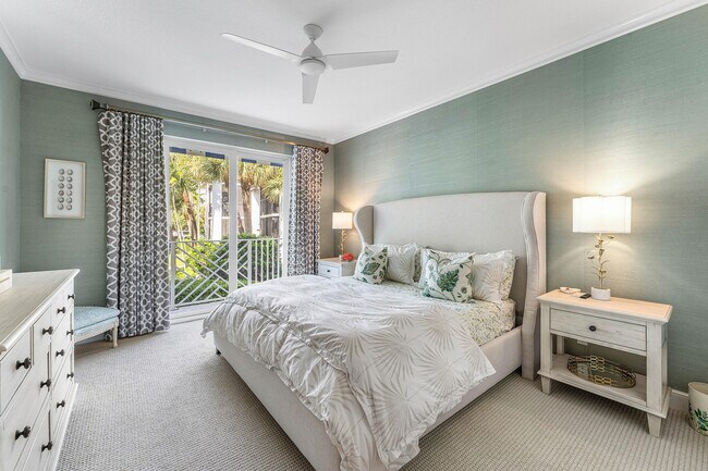 Building Photo - 1024 Bay Colony Dr S