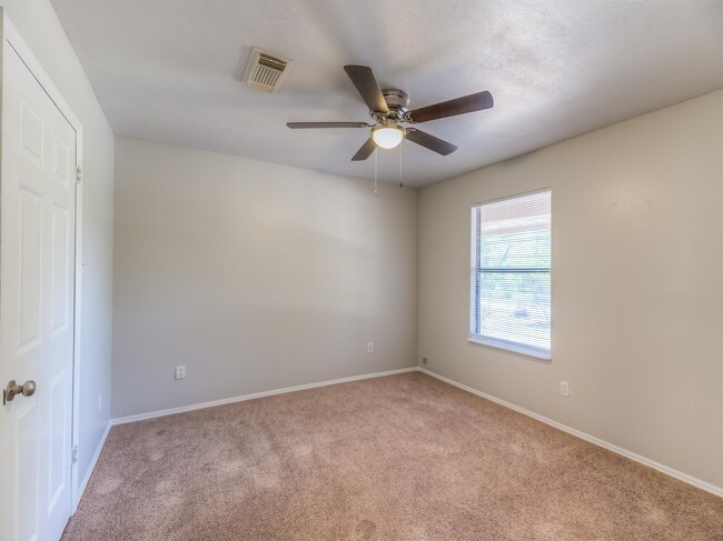 Building Photo - 17 Lakeside Ct