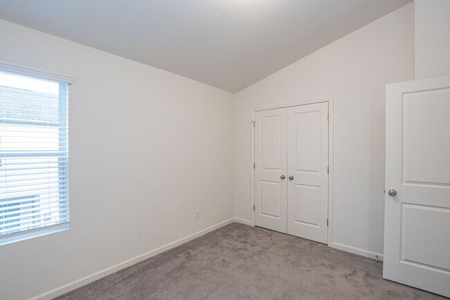 Building Photo - BEAUTIFUL 2 Bedroom Townhome in MIDLAND- A...