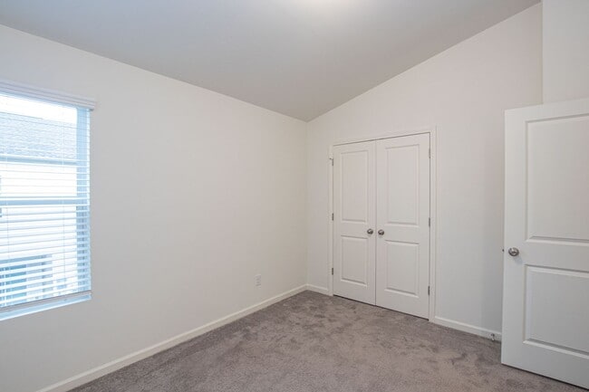 Building Photo - BEAUTIFUL 2 Bedroom Townhome in MIDLAND AVAILABLE MARCH 2026