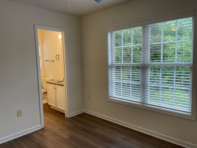 Building Photo - Two Bedroom Townhouse with Bonus Room in Sherrills Ford!