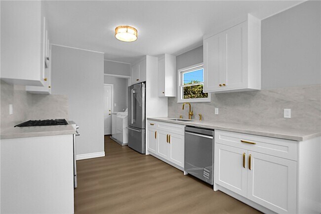 Building Photo - 325 W Le Roy Ave
