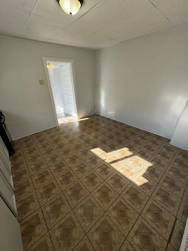 Building Photo - THREE BEDROOM End of ROW near Casino and L...