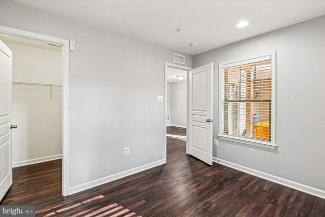 Building Photo - 7523 Holly Ridge Dr