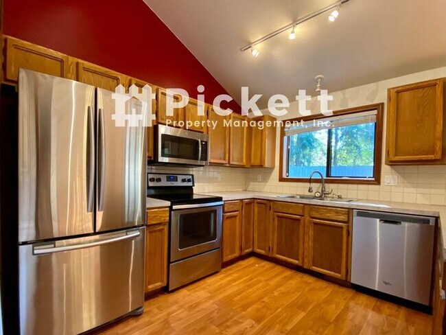 Building Photo - Lovely 3 Bed Island Lake Tri-level