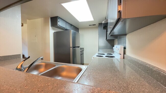 Building Photo - 2646 Pinedale #2 3 bed 1.5 bath Condo