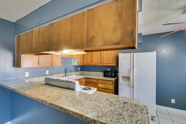 Building Photo - Charming 2-Bedroom Unit in a Well-Maintained 4-Plex!