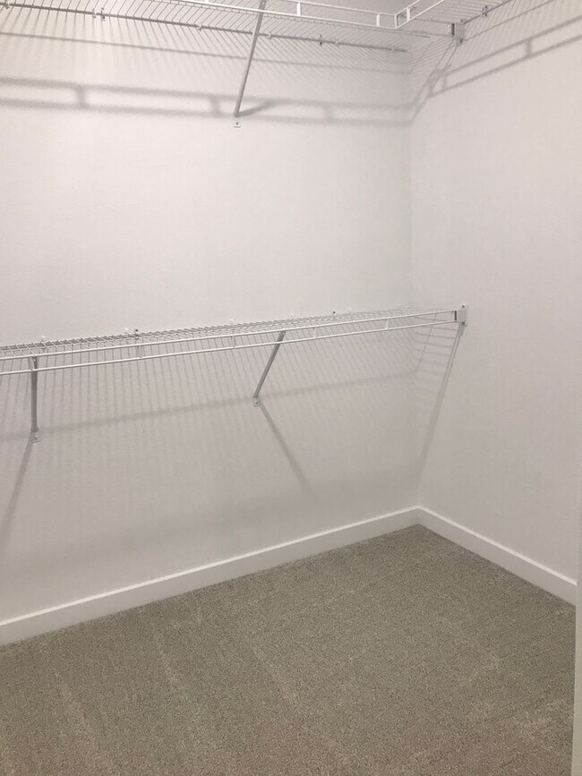 Building Photo - Executive Rental - 4 Bedroom 2.5 Baths