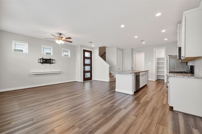 Building Photo - 9816 Magnolia Village Ln