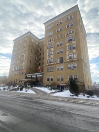 Building Photo - Spacious 1-Bed, 2-Bath Apartment at the Le...