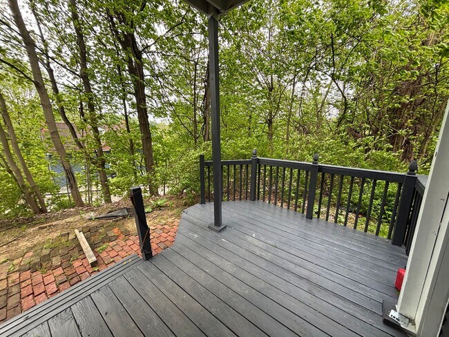 Building Photo - Beautiful 3 Bedroom, 2 Bathroom Home with Private Drive and Large Yard!