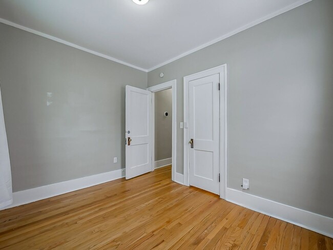 Building Photo - Fully Remodeled 2-Bed Duplex in Dearborn!