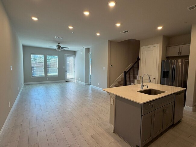 Building Photo - 624 Hutchinson Ln