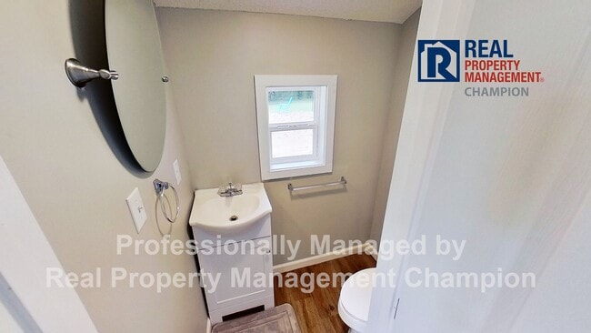 Building Photo - Beautifully Updated with Fenced Yard and O...