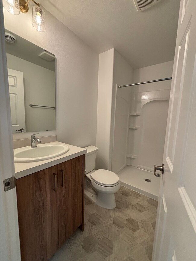 Building Photo - 3 Bed 3 Bath Townhome