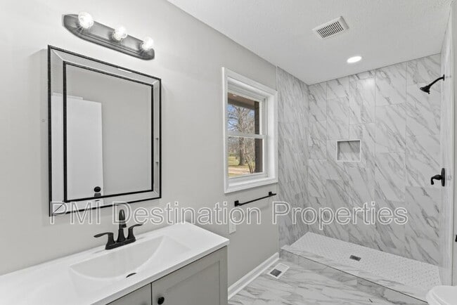 Building Photo - 2081 Willow Ln