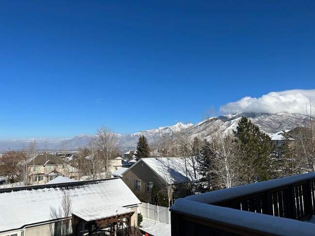 Building Photo - Great 2 Bed 2.5 Bath Draper Bench Condo