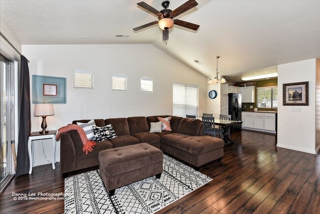 Building Photo - 2605 E Hilltop Ledge Dr