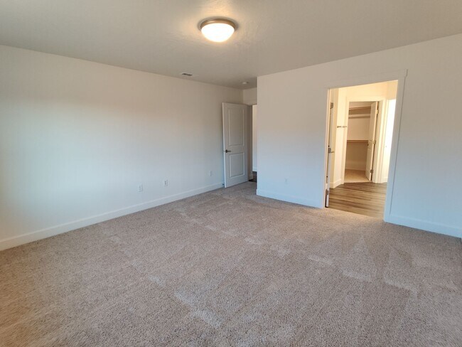Building Photo - Newer Home for Rent in Benton City