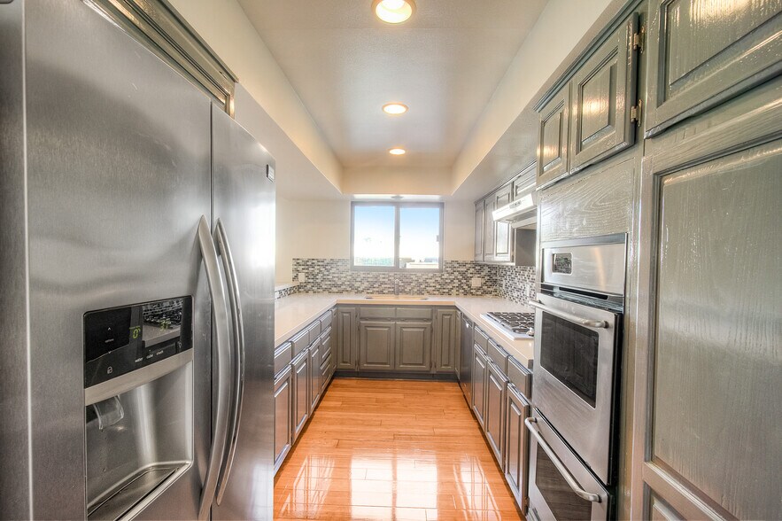 Kitchen - 18 N Venice Blvd