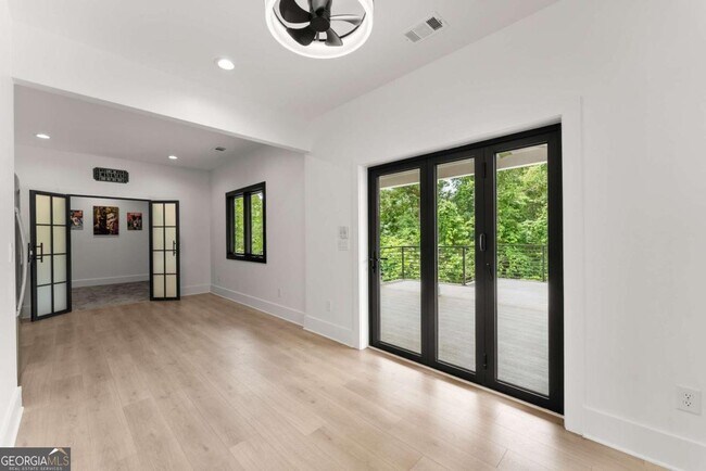 Building Photo - 151 S Pointe Dr