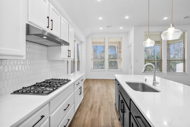 Building Photo - 256 Sky Top Dr