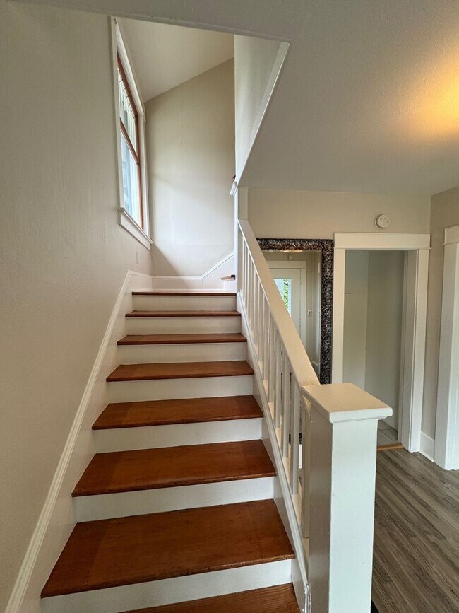 Building Photo - Warm & cozy 5 bed 2.5 bath home in the hea...