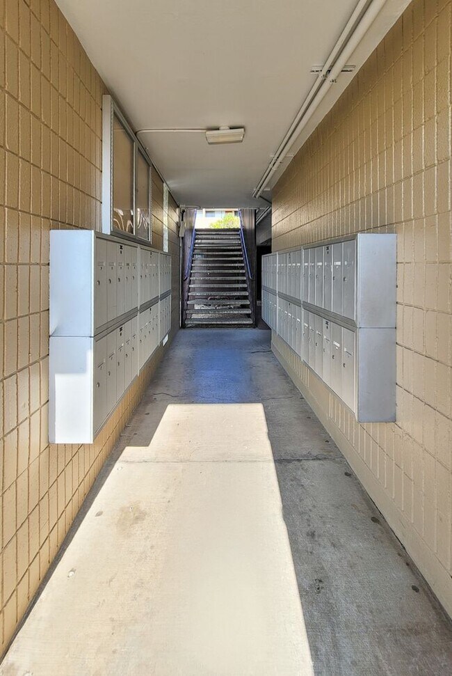 Building Photo - 1023