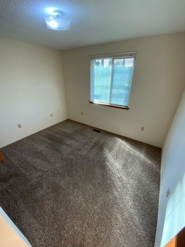 Building Photo - N Tacoma 3bdr 2.5 bath home w/ VIEW of Mt Rainer