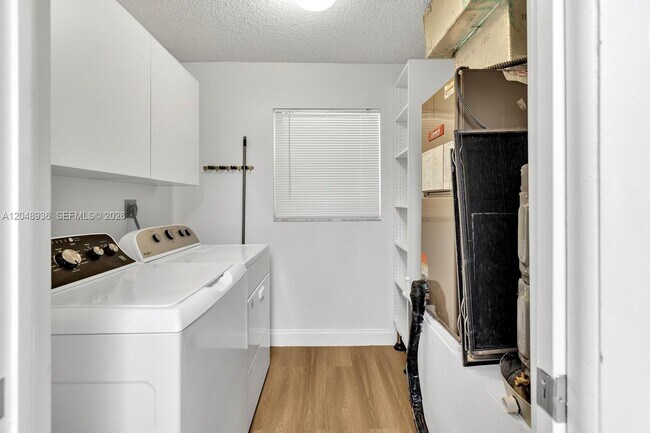 Building Photo - 200 Golden Isles Dr