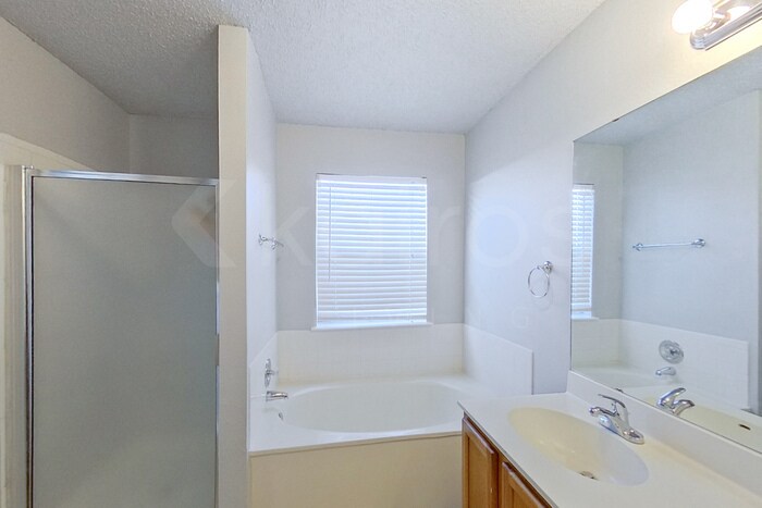 Building Photo - 4914 Glenoak Dr