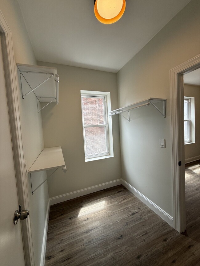 Building Photo - Renovated 2-Bedroom Apartment in Vibrant U...