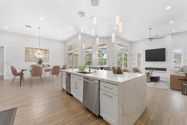 Building Photo - 6689 NW 70th Pl
