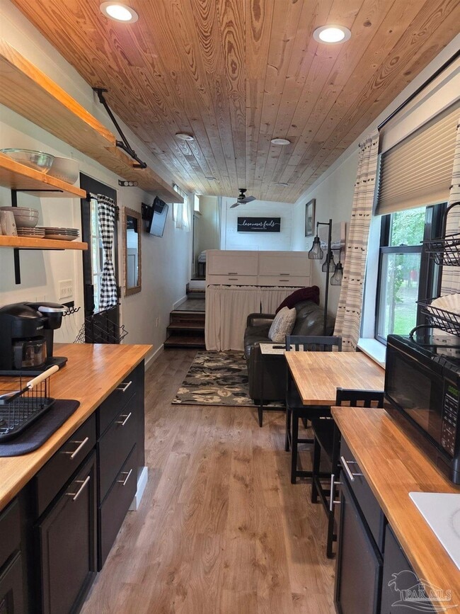 Building Photo - 1609 Christmas Tree Rd