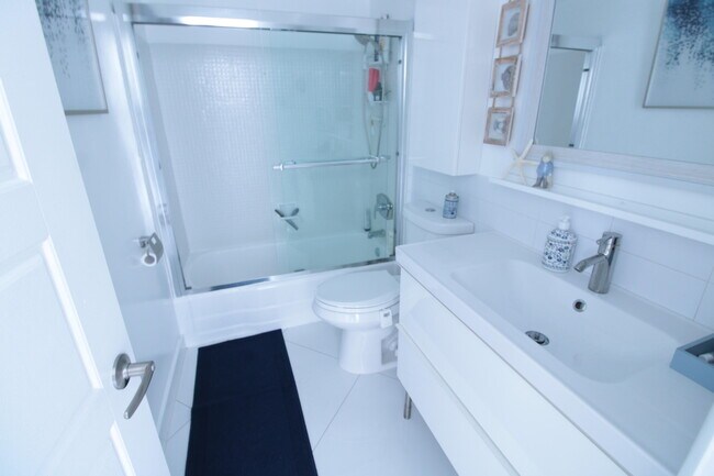 Building Photo - 465 Paradise Isle Blvd