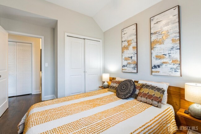 Building Photo - 45 Miller St