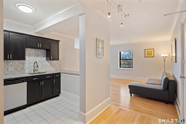 Building Photo - 32 Haviland St