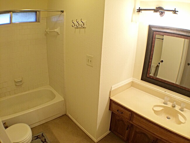 Building Photo - Charming 4 Bedroom 2.5 Bath Home In RISD!