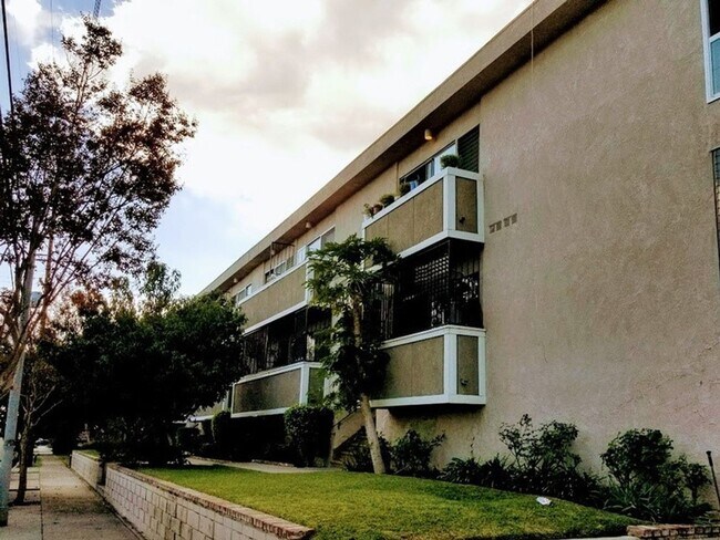 Building Photo - 1 Month Free! Fully Renovated 1-Bedroom Ap...