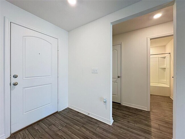 Building Photo - 1407 Hillsborough Way
