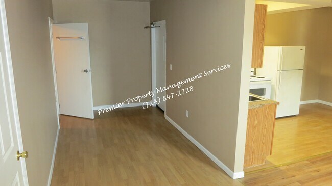 Building Photo - 527 Midland Ave