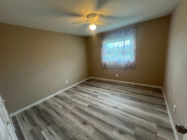 Building Photo - Annual ** Newly Renovated ** 3 Bedroom / 2...