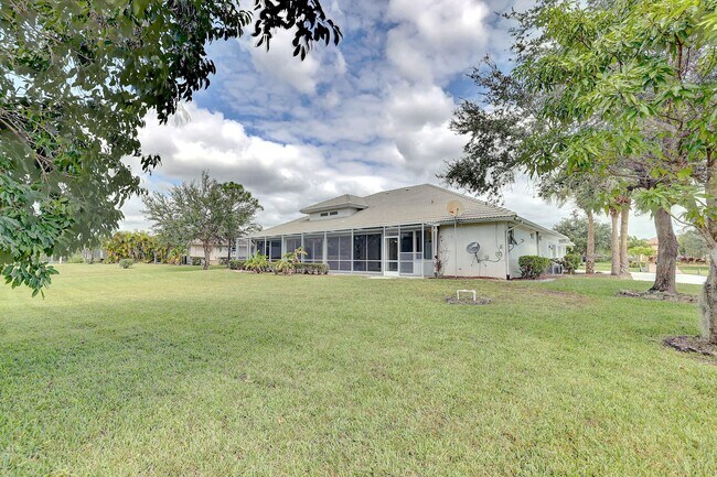 Building Photo - 8028 Plantation Lakes Dr