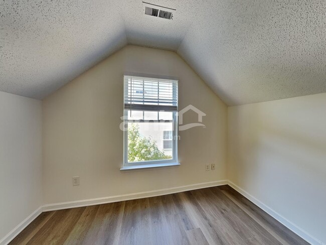 Building Photo - 190 English Hills Dr