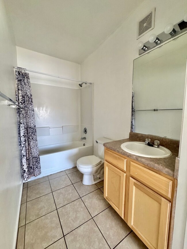 Building Photo - 4 Bedroom Master Suites at The Edge at Reno - Walking Distance to UNR