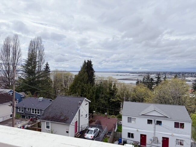 Building Photo - 3 & 4 Bedroom Units Just Steps from WWU