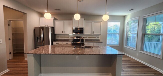 Building Photo - Welcome to Eagle Landing—where 3-bedroom bliss meets effortless style.