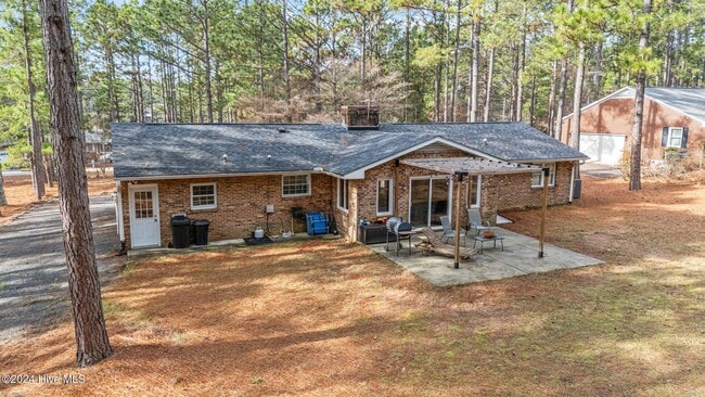 Building Photo - 85 Pine Lake Dr