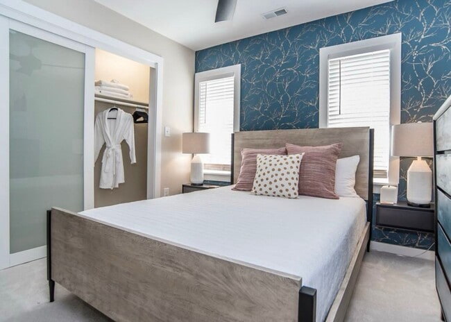 Building Photo - **OFFERING 1/2 OFF FIRST MONTH'S RENT FOR 9+ MONTH LEASE & REFUNDABLE APPLICATION FEES** Luxuriou...